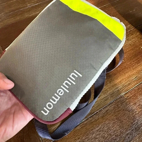 Lululemon easy access cross body bag - Picture 8 of 12